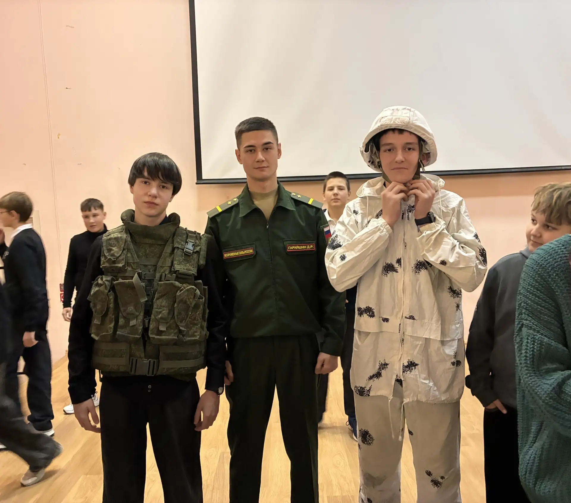 🇷🇺 Встреча с героями: в школе №175 прошел Урок мужества🇷🇺  В рамках патриотического воспитания молод