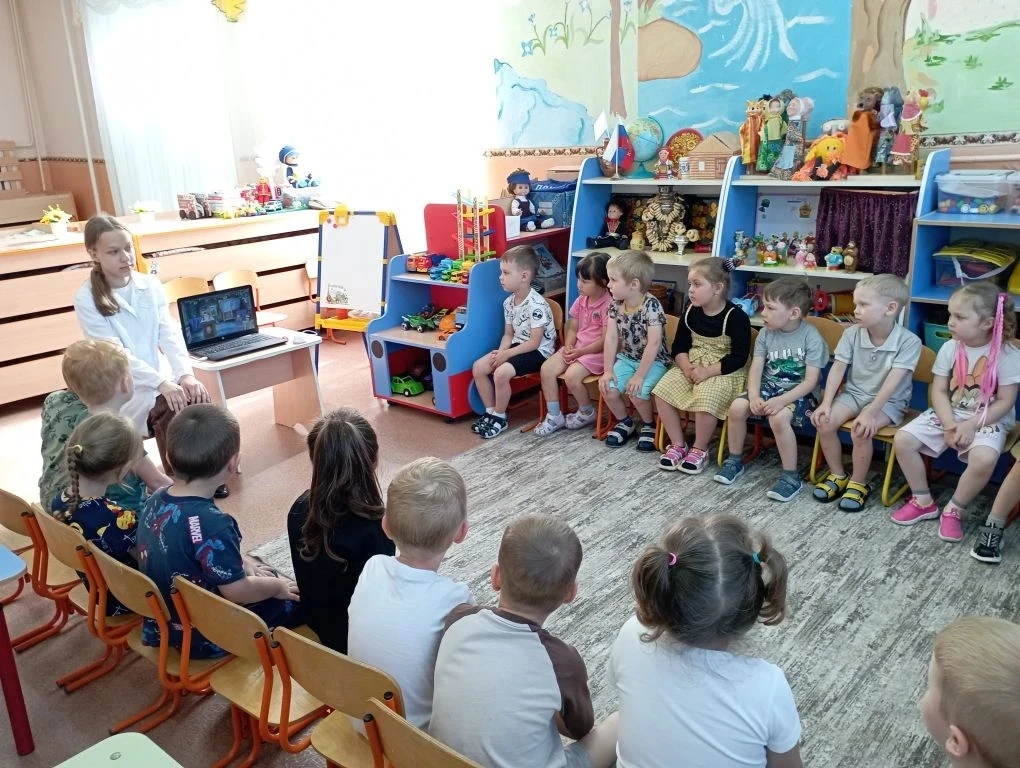Руки с мылом надо мыть, чтоб здоровенькими быть.
Вода для всех нас – лучший друг!
А чтоб лишить микр