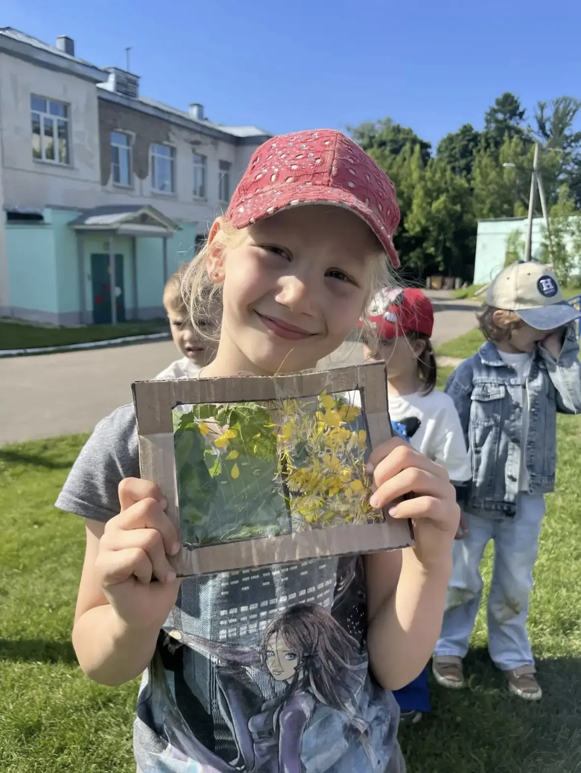 «Цветочный аквариум» от группы «Солнышко» 🌸🐠

На прогулке «Солнышки» создали нечто невероятное — н
