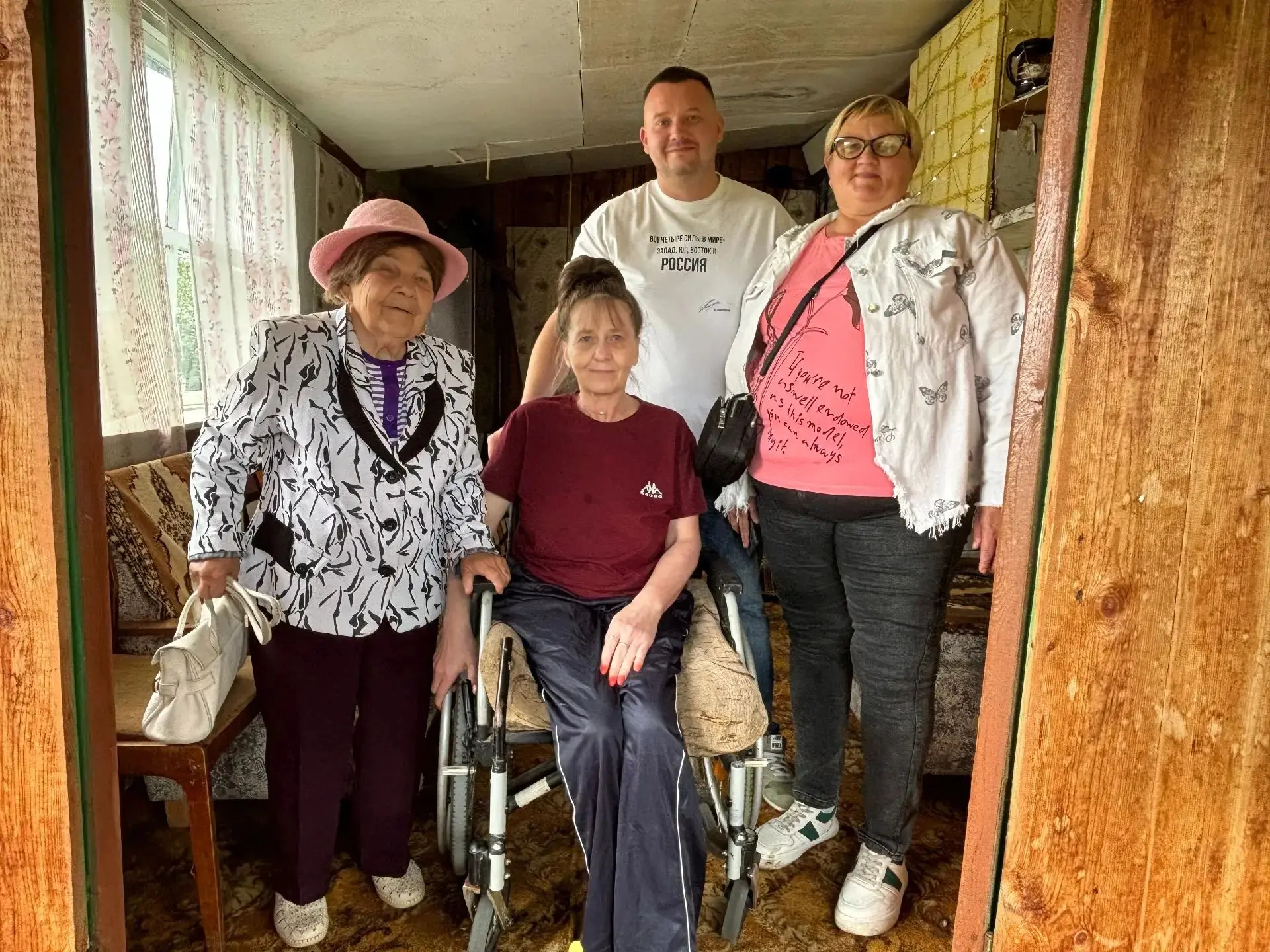 ♿️ При содействии ЛДПР жительнице Шатрово передали новое кресло-коляску