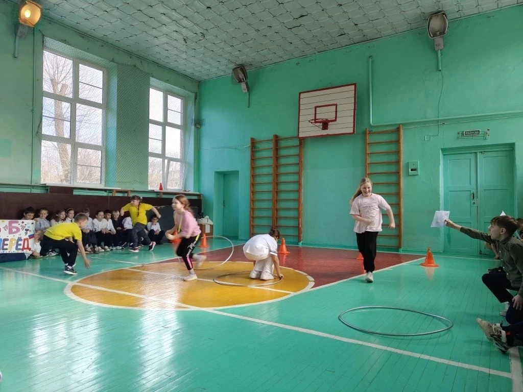 "А ну-ка, девочки"  В преддверии празднования Международного женского дня, спортивные соревнования "