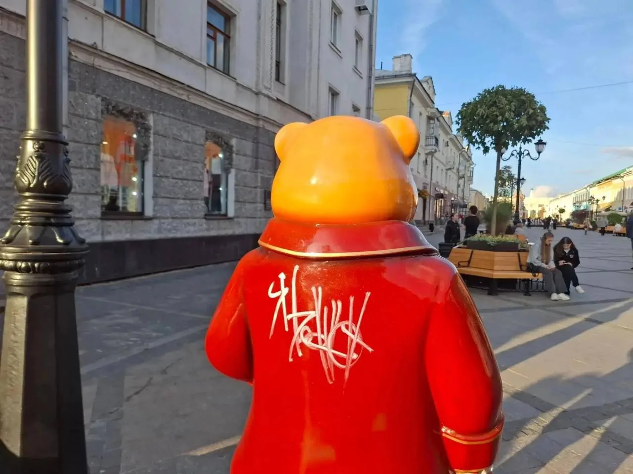 В Ярославле полиция ищет вандала за порчу медведей в пешеходном центре