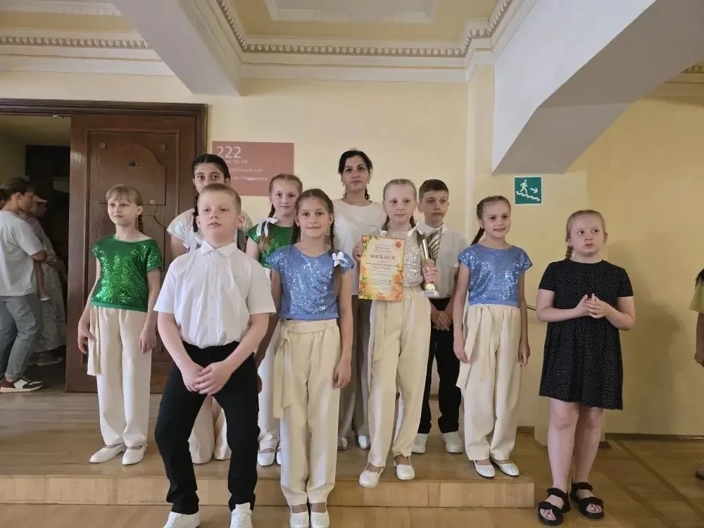 «ЗВОНКИЕ ГОЛОСА» ПОКОРЯЮТ СЦЕНУ! 🎤  Вокальный ансамбль «Звонкие голоса» (средняя группа) МБУ ДО ЦДОД