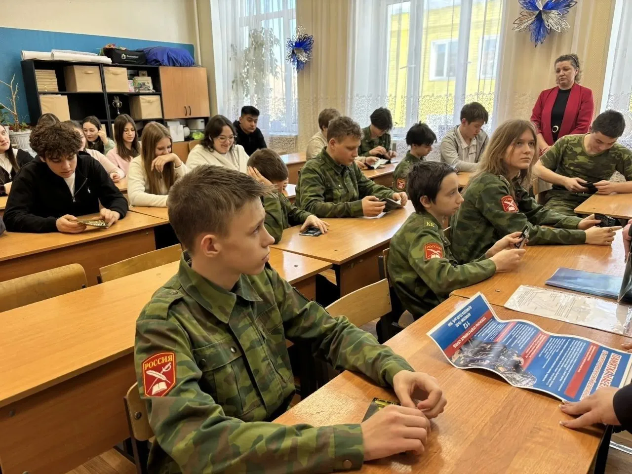Кадеты Деденевской школы в рамках проекта «Классные встречи» обсудили важные темы: безопасность в се