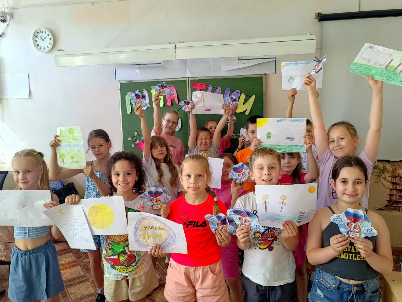 С Днём России! ✨

Ребята из пришкольного лагеря «Непоседы» решили по‑особенному отметить этот праздн