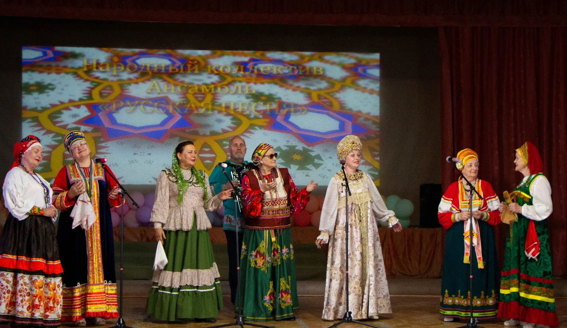 🎉В Доме культуры химиков подвели итоги творческого сезона!
 
Для зрителей была подготовлена концерт