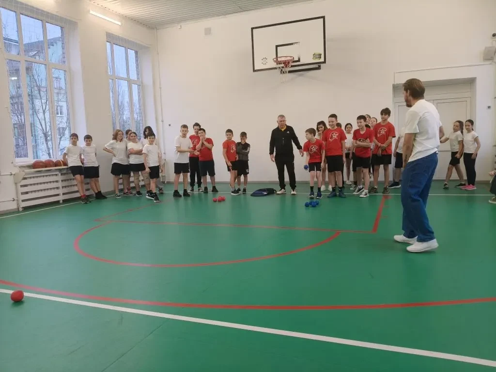 Вчера в гостях у 5А и 6Ю классов был представитель организации «Перспектива». Он рассказал ребятам о