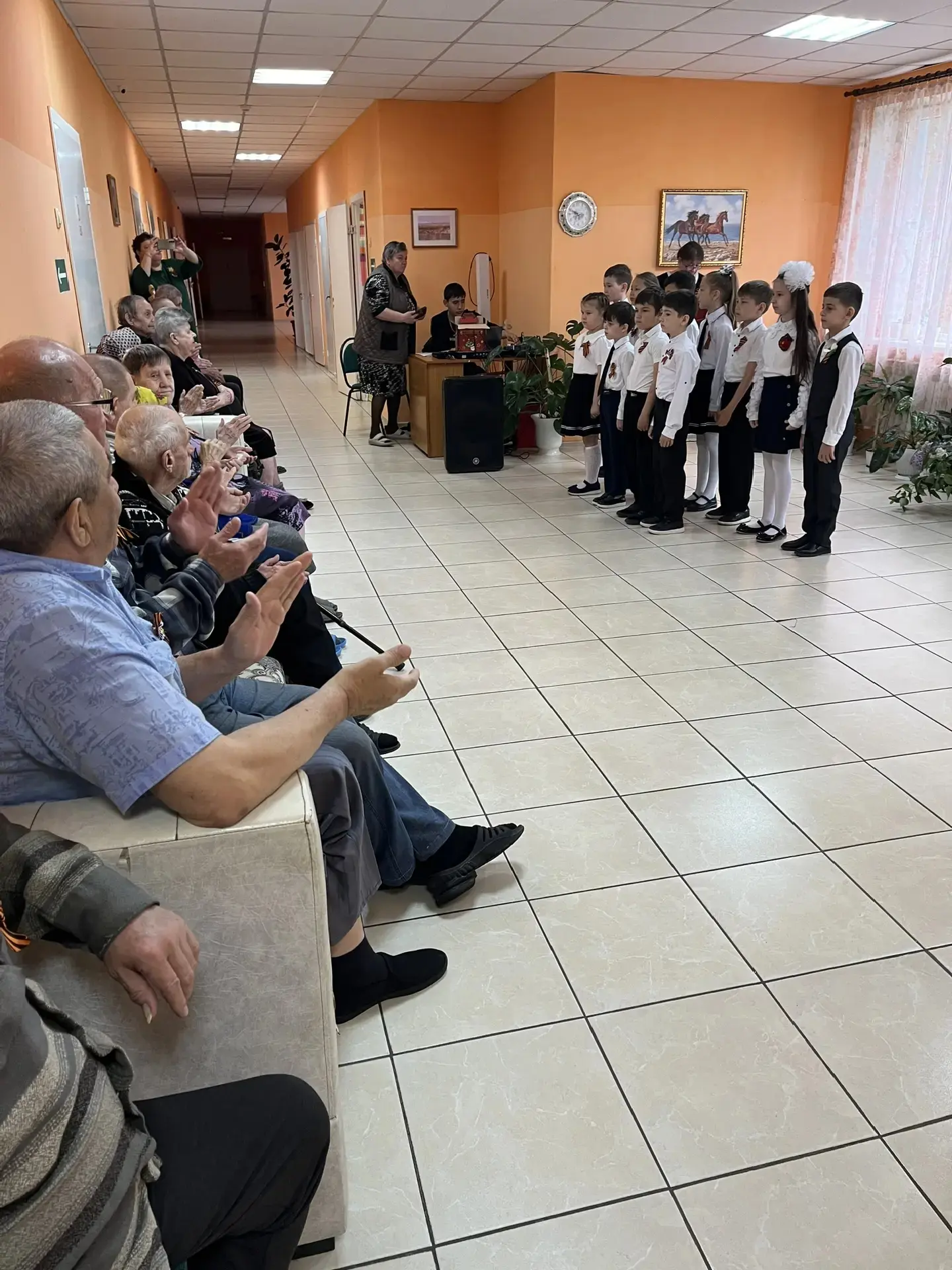 🌟 В честь Дня Победы был организован небольшой концерт для пожилых людей в отделении в...