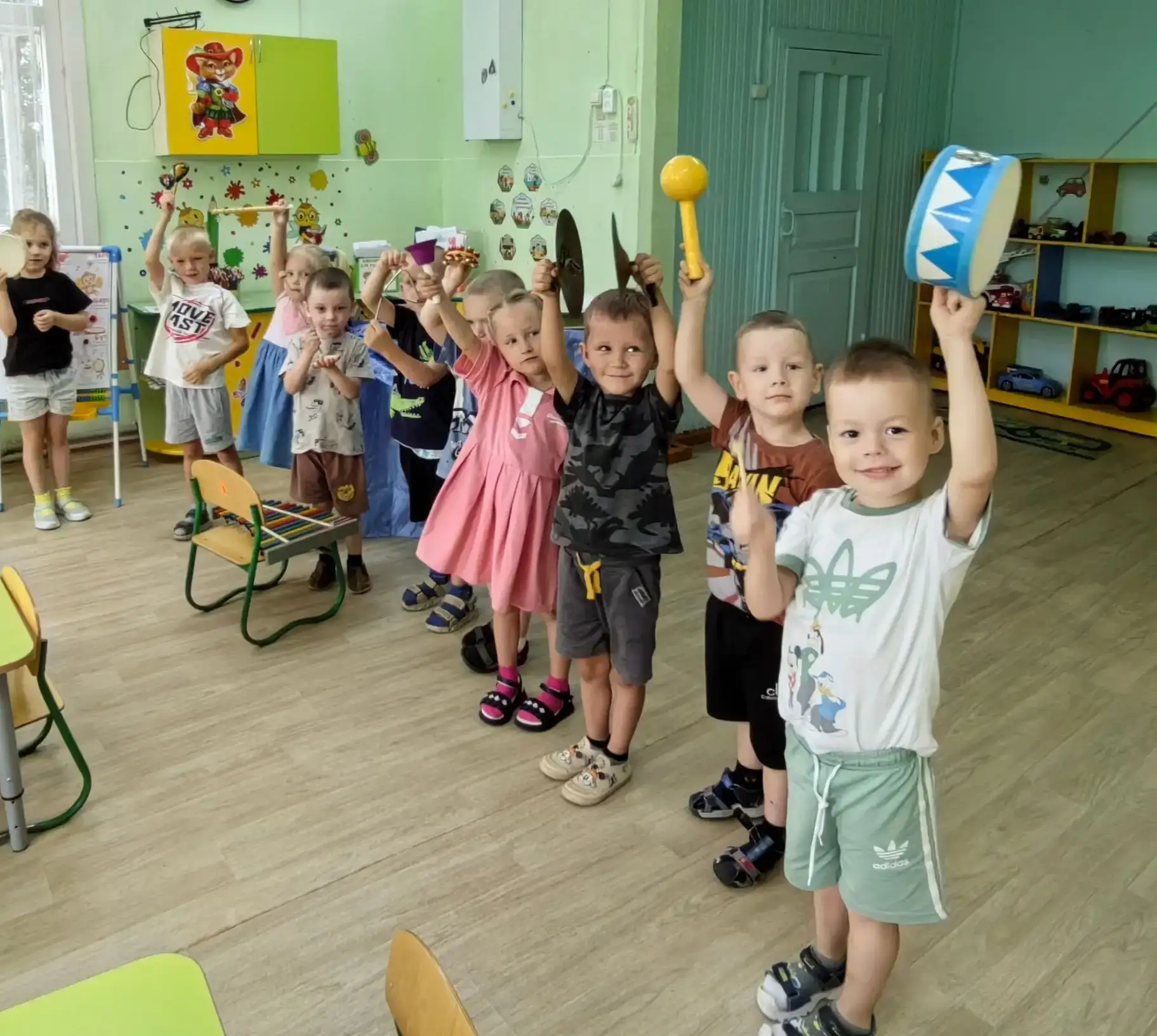 Маленькие слушатели и большие таланты! Сегодня прошло увлекательное занятие «Слушаем и рисуем музыку