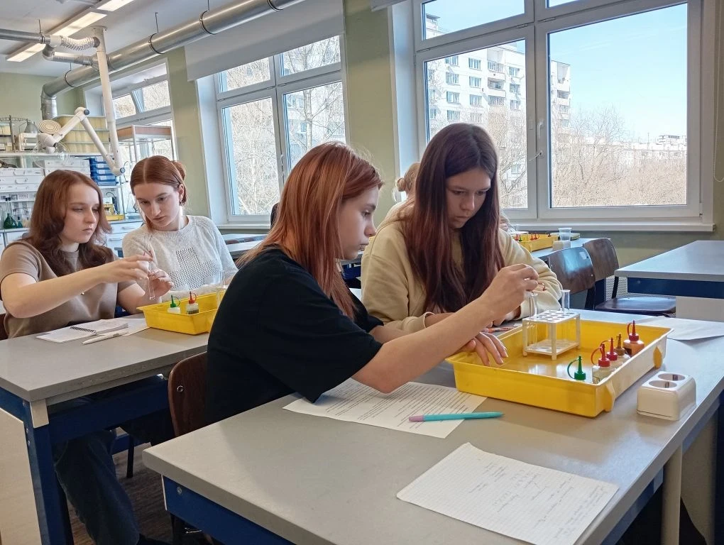 🧪 8«Б» на мастер‑классе по биохимии: витамины под микроскопом!  21 марта наши восьмиклассники стали 
