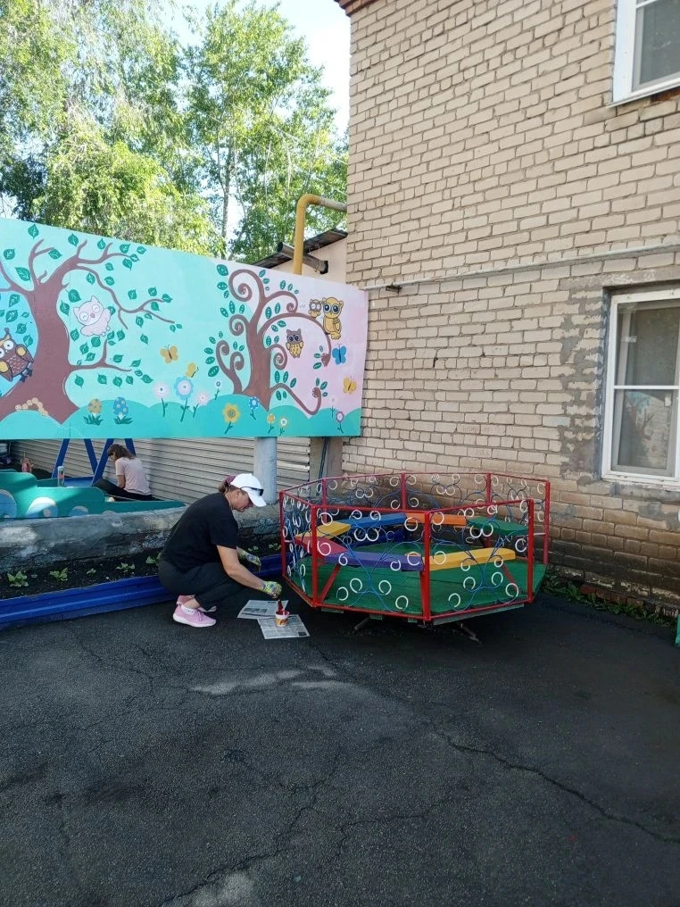 Спасибо родителям малышей за помощь в покраске участков🥰