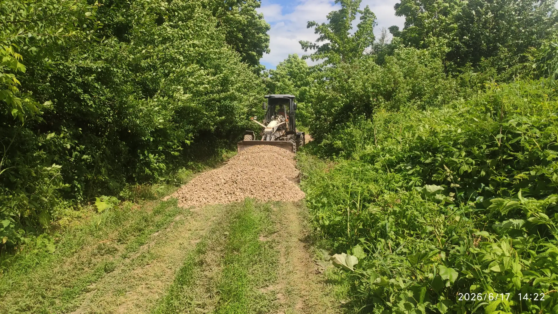Произвели подсыпку дороги в Кириллово.