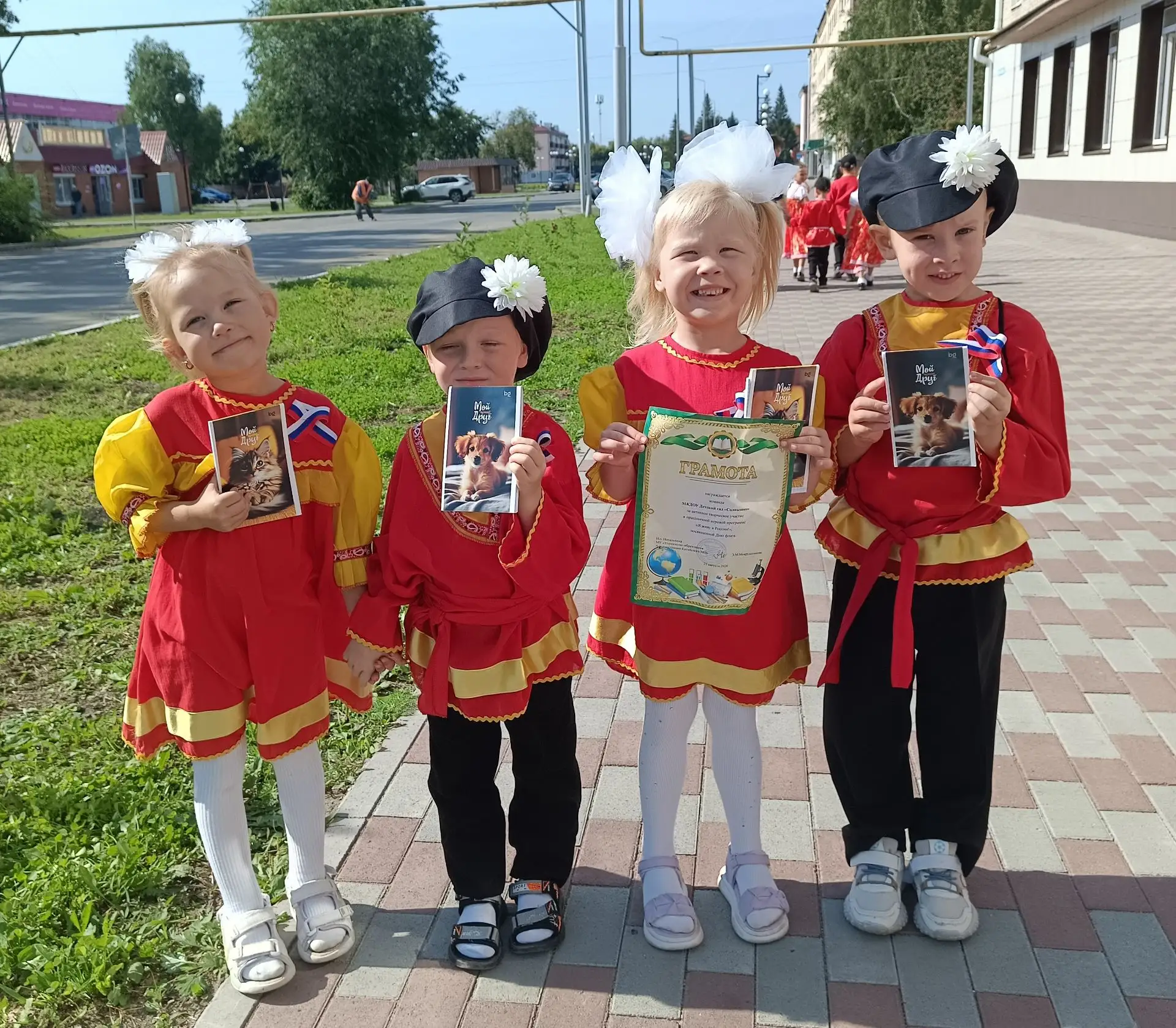 Команда нашего детского сада принимает участие в праздничной игровой программе "Я живу ...