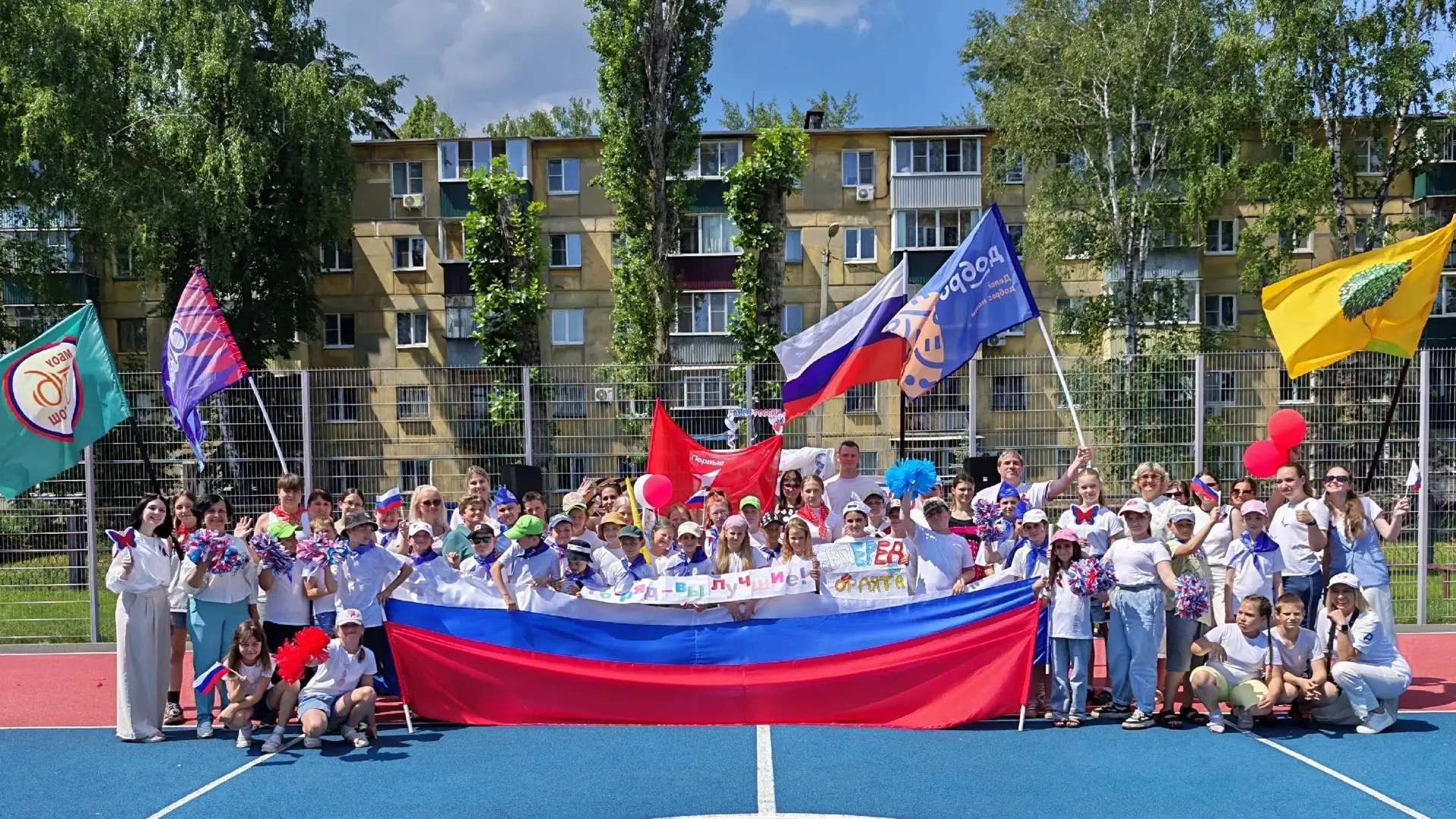 🇷🇺 День России в нашем лагере прошёл ярко и душевно. 
 
Праздник «Сердцем с Россией» начался с исп