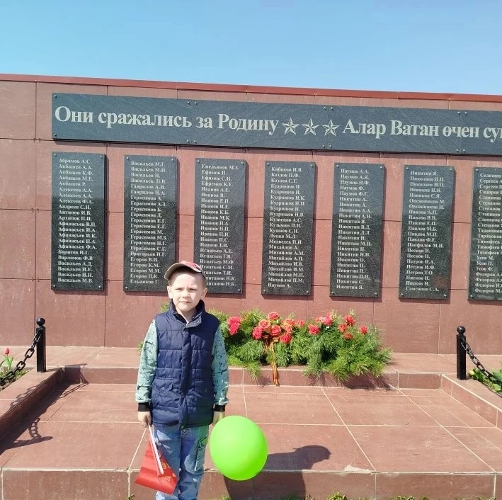 9 нчы май- Боек Жинугэ 81 ел тулу унаеннан оештырылган митингта безнен бакча балалары да катнашты, h