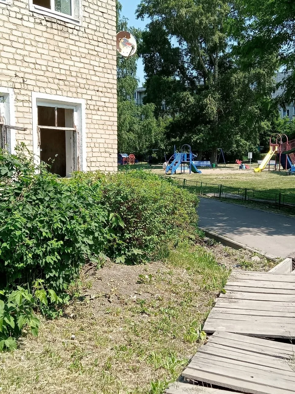 Старая Купавна, ул. Чехова, д. 1. Просим Вас снести дом. Людей переселили, но идет жуткая вонь. Напр
