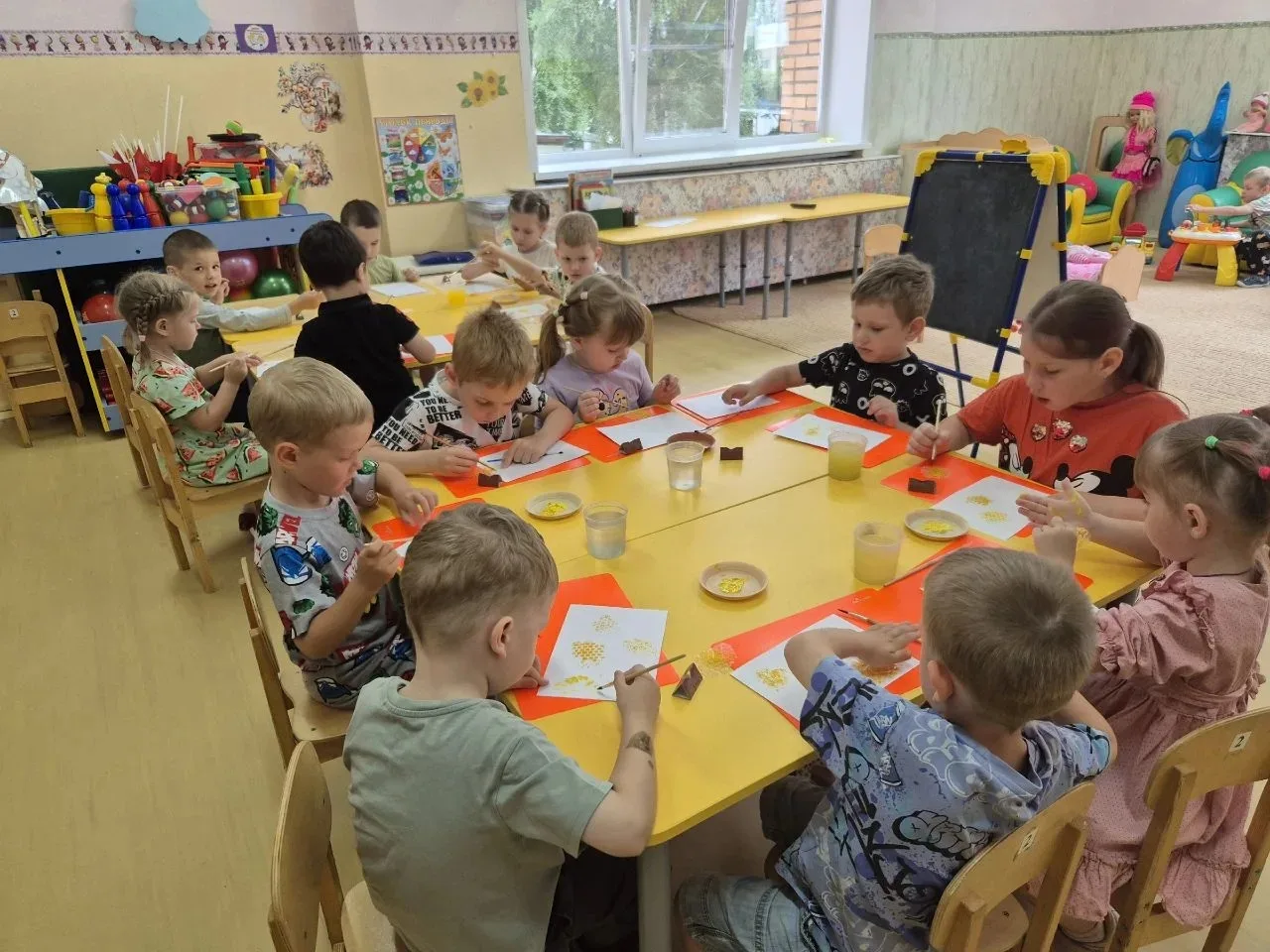 ✅ За окном уныло барабанит дождь🌧️ , но в группе «Одуванчик💮 » своя погода. Воздух загустел от тво