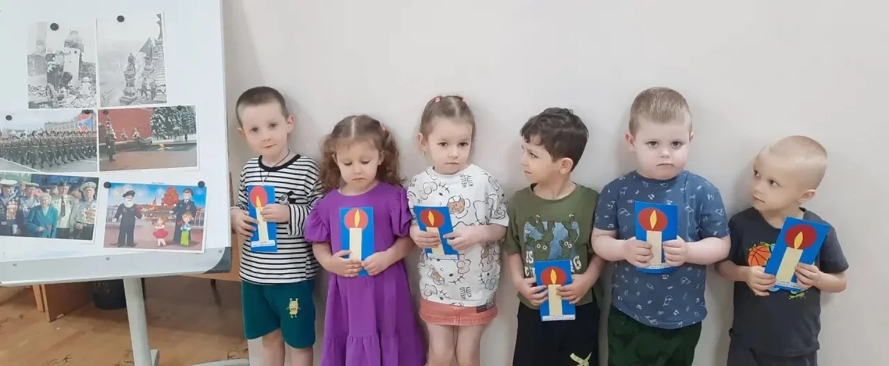 2-я младшая группа "Ласточка". Провели беседу на тему : "22 июня -День памяти и скорби"...