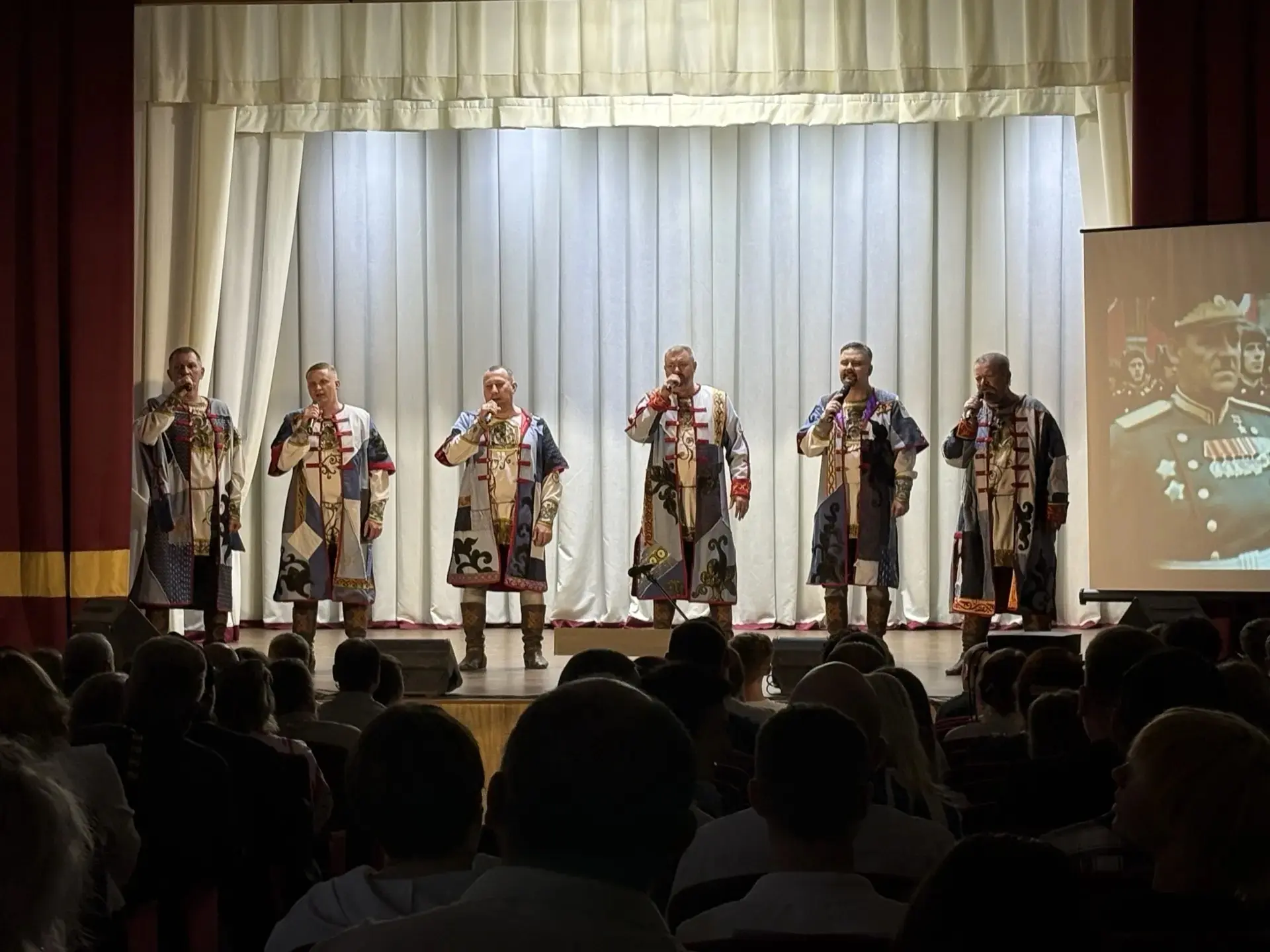 🎶 Вчера ансамбль народной музыки «Ватага» представил программу «Дым Отечества» в Новоз...