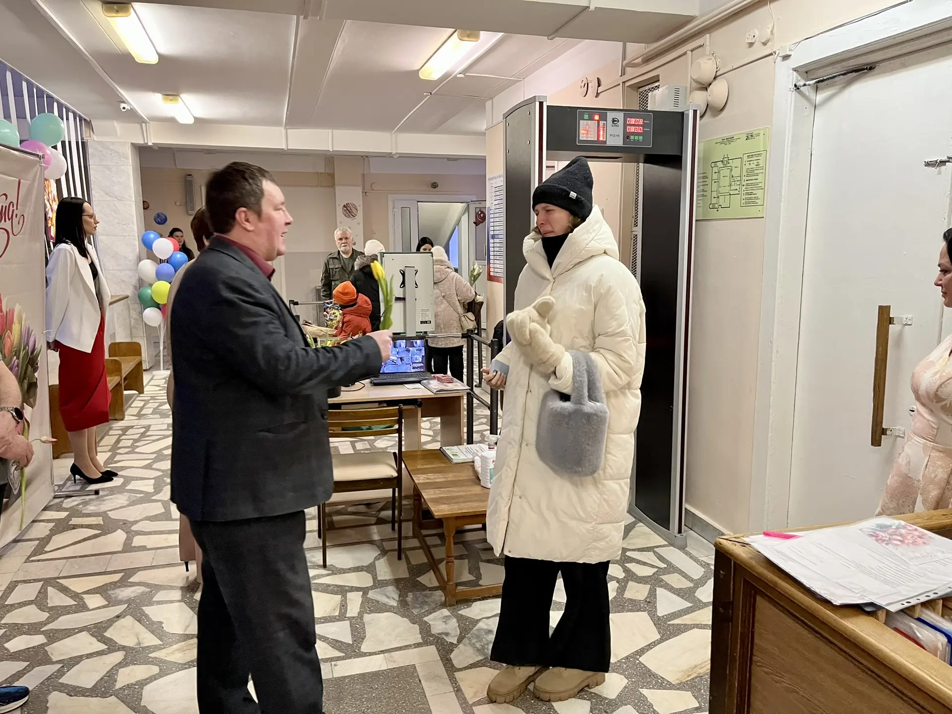 Сегодня школа наполнилась особой весенней атмосферой: старшеклассники и учителя‑мужчины встречали ва