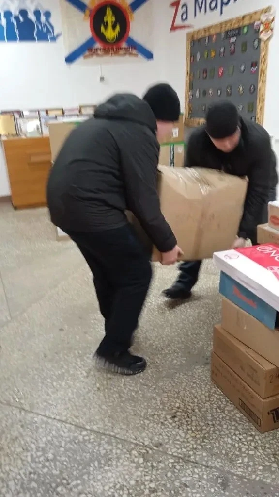 Не словом, а делом! Наши богатыри 11А класса оказали помощь в погрузке гуманитарной помощи организац