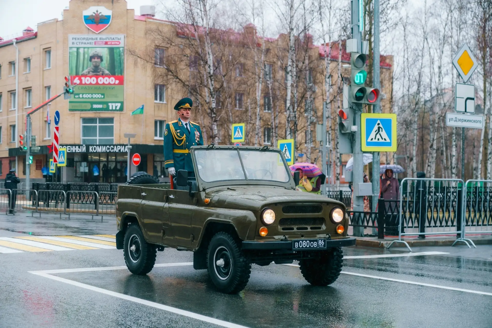 С Днём Победы!    Торжественное прохождение в окружной столице Югры. Ритм марша, ровный строй — так 