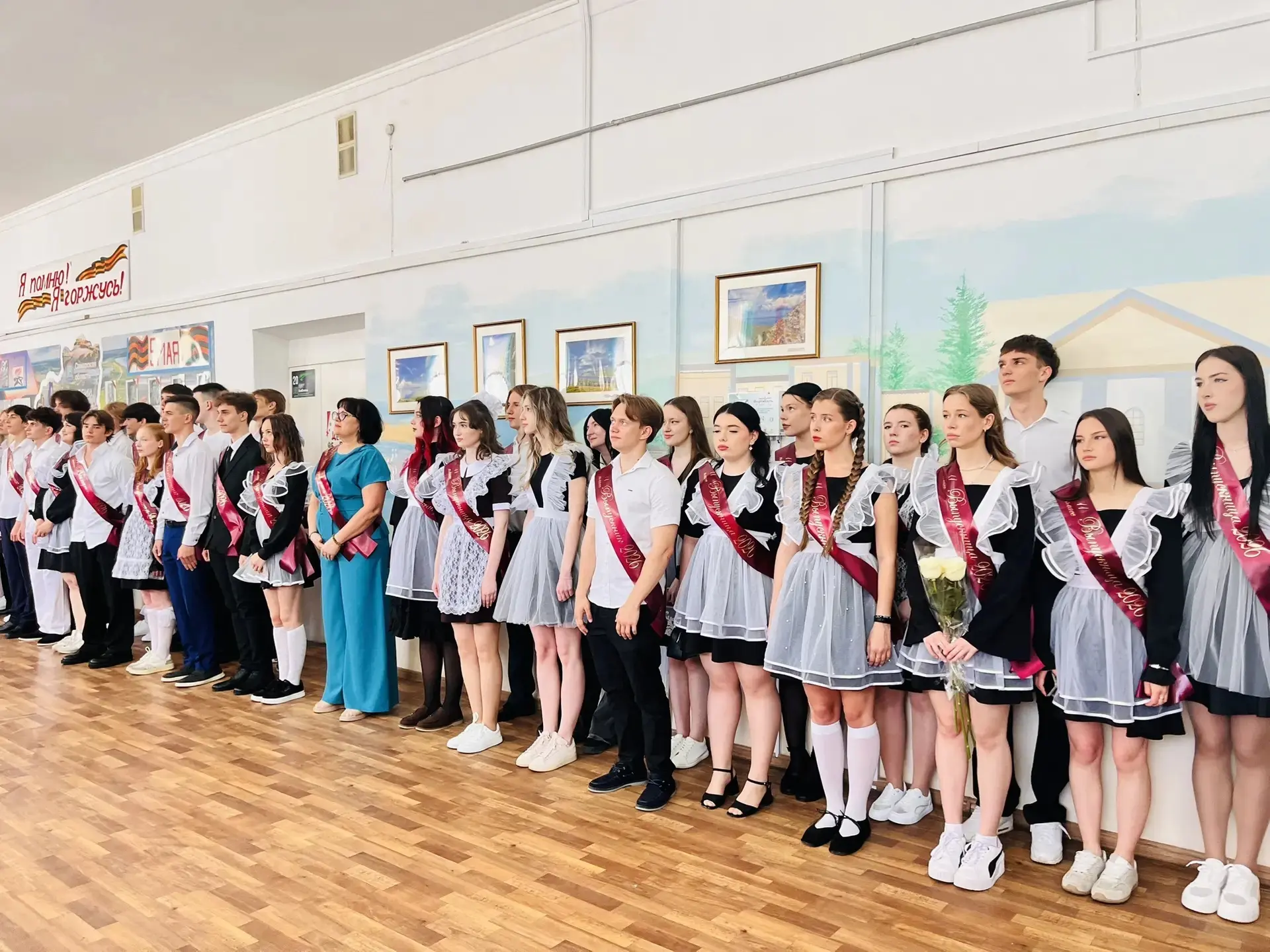 🎓✨ Последний звонок прозвенел для выпускников Жигулёвска!   Сегодня, 26 мая, школьные дворы и холлы 