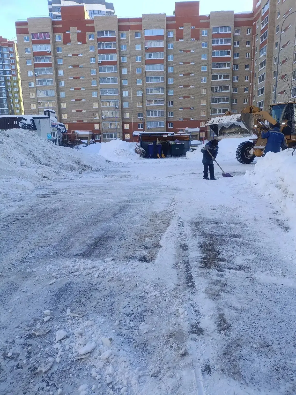 Начинаем комплексную очистку дворов, но, как видим, не все жители с нами солидарны)  Хочется поблаго