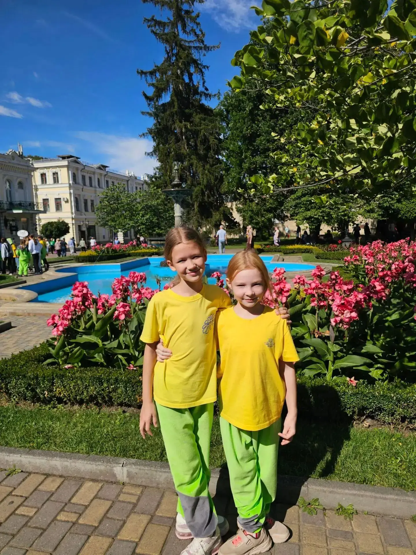 Ученицы 3 «З» класса Набиуллина Яна и Корсакова Дарина в составе Образцового художестве...