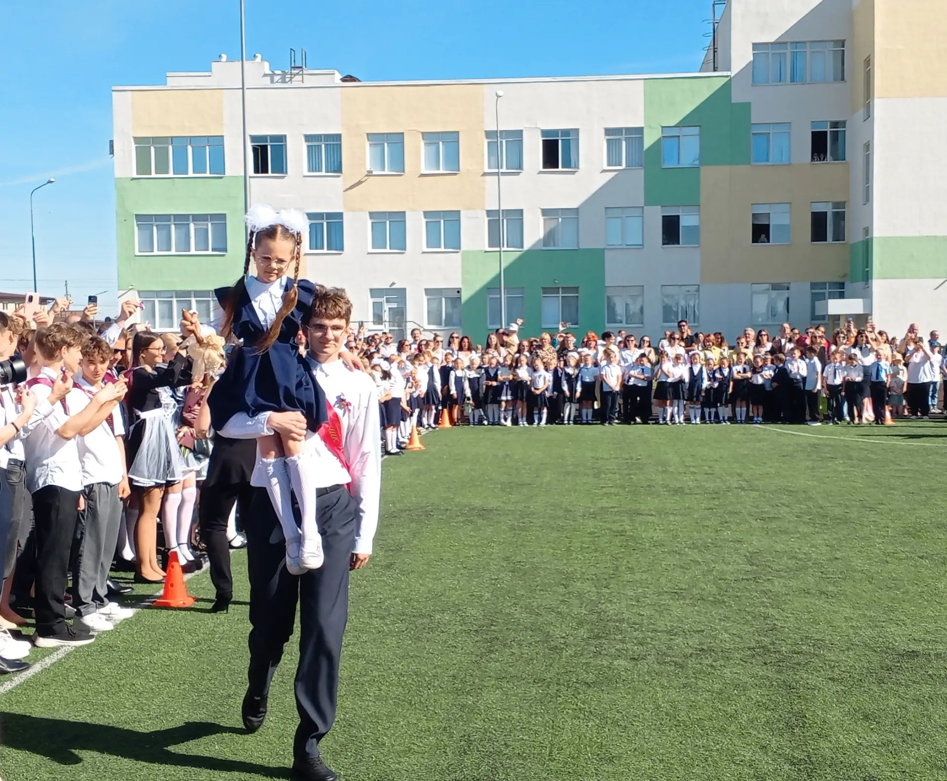 🔔 Сегодня прозвенел последний звонок для 9-х и 11-х классов!
Это особенный день, наполненный эмоция