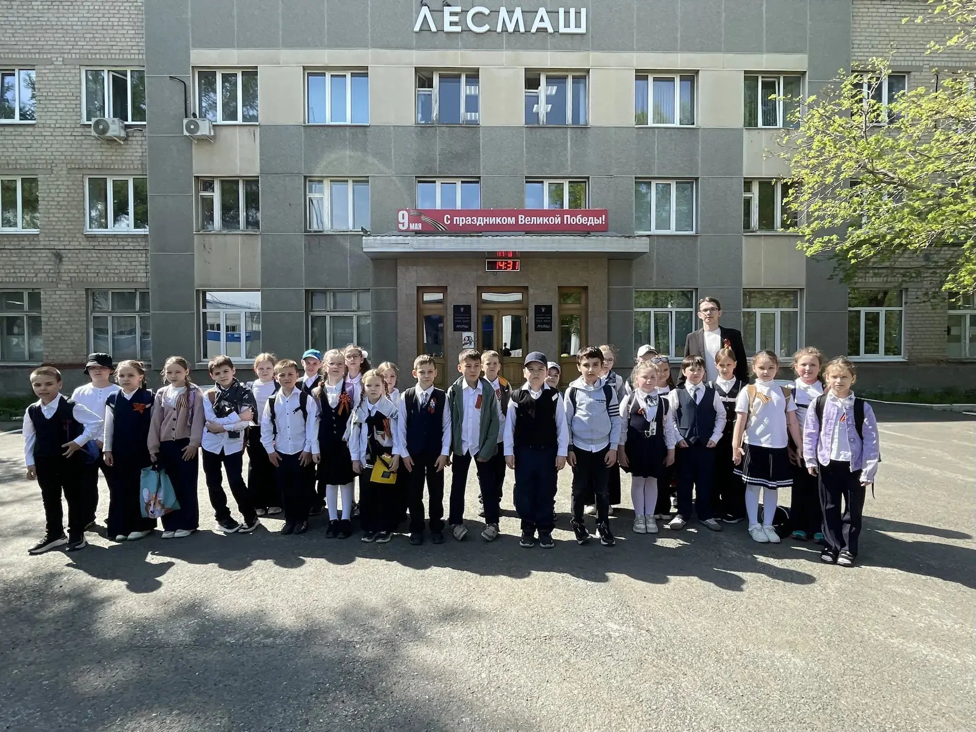 🌟🌟🌟 Накануне великого для нашего народа праздника Дня Победы ученики 2б и 2г классов с классными рук