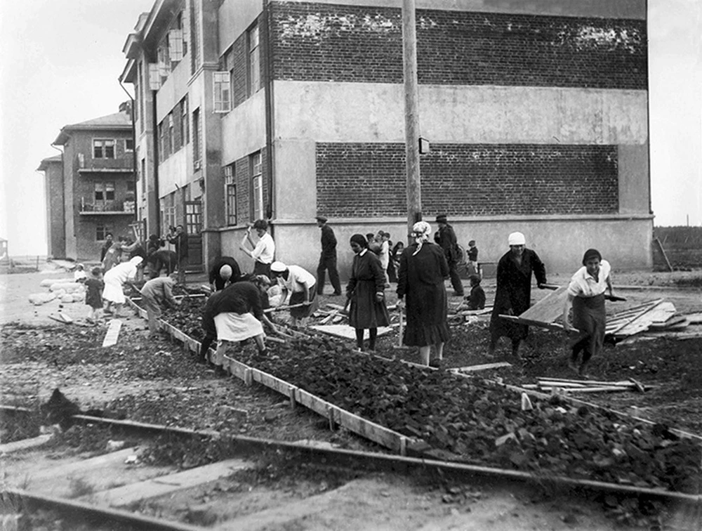 🧹Заводчане ЗиО на субботнике по благоустройству Северного посёлка. - 📆 1936 г.