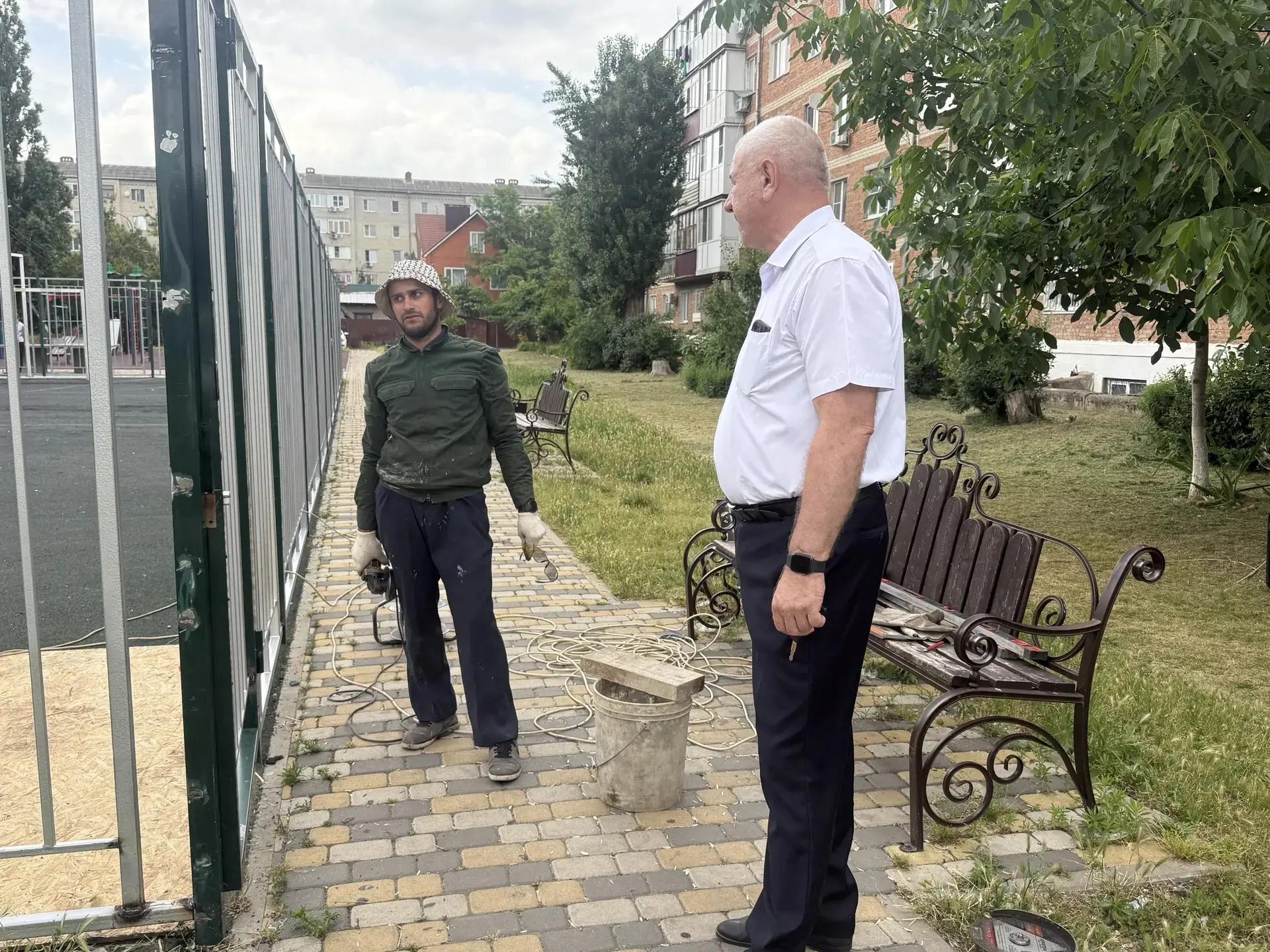 Глава города Кропоткина Владимир
Елисеев проверил выполнение работ по обновлению ограждающих констру