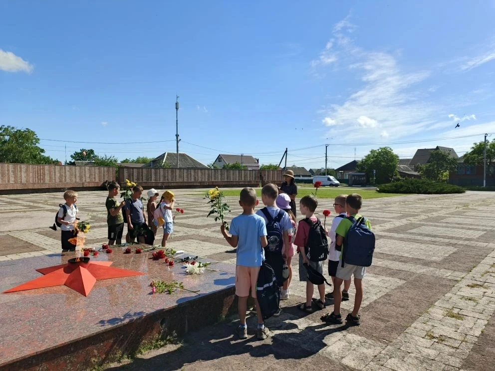 Память начинается с простых поступков
📍19 июня, в преддверии Дня памяти и скорби, ребята из летнего