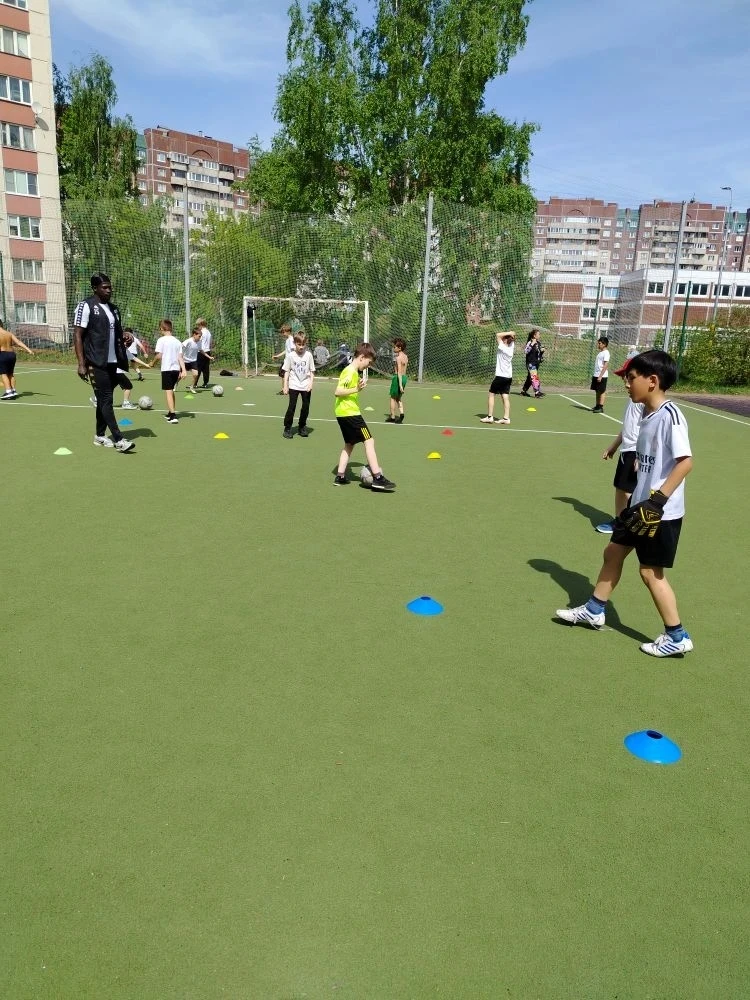 ⚽ЗВЁЗДНЫЙ ЧАС ФУТБОЛА: В НАШЕЙ ШКОЛЕ ПРОШЁЛ МАСТЕР-КЛАСС С УЧАСТИЕМ ПРОФЕССИОНАЛА  19 мая на футболь