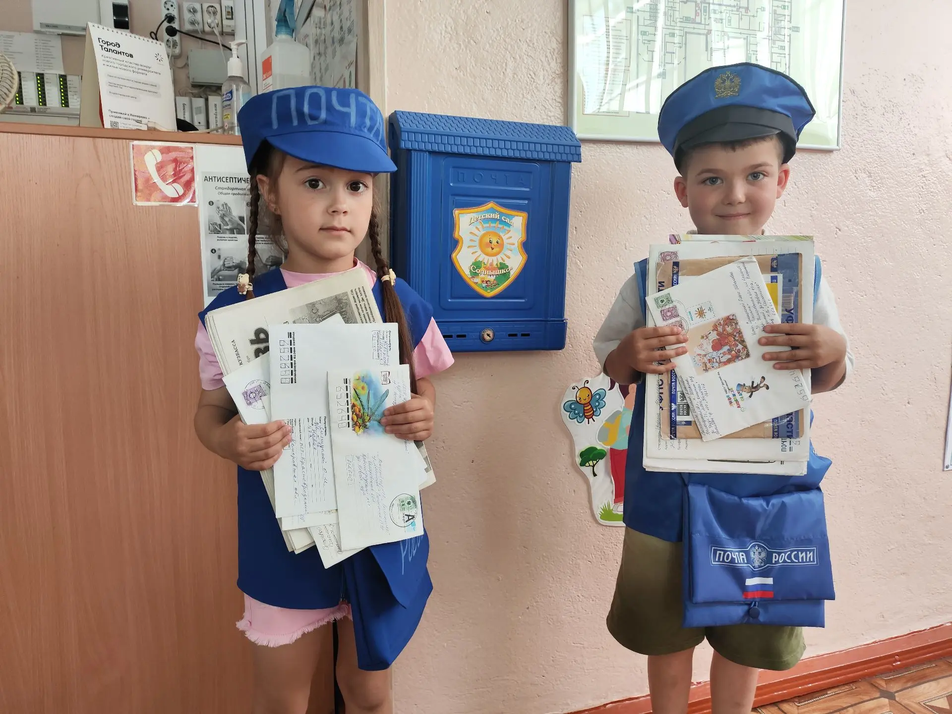 Вчера наши ребята из старшей группы "Колокольчик" и"Ромашка" навестили местную почту и поздравили вс