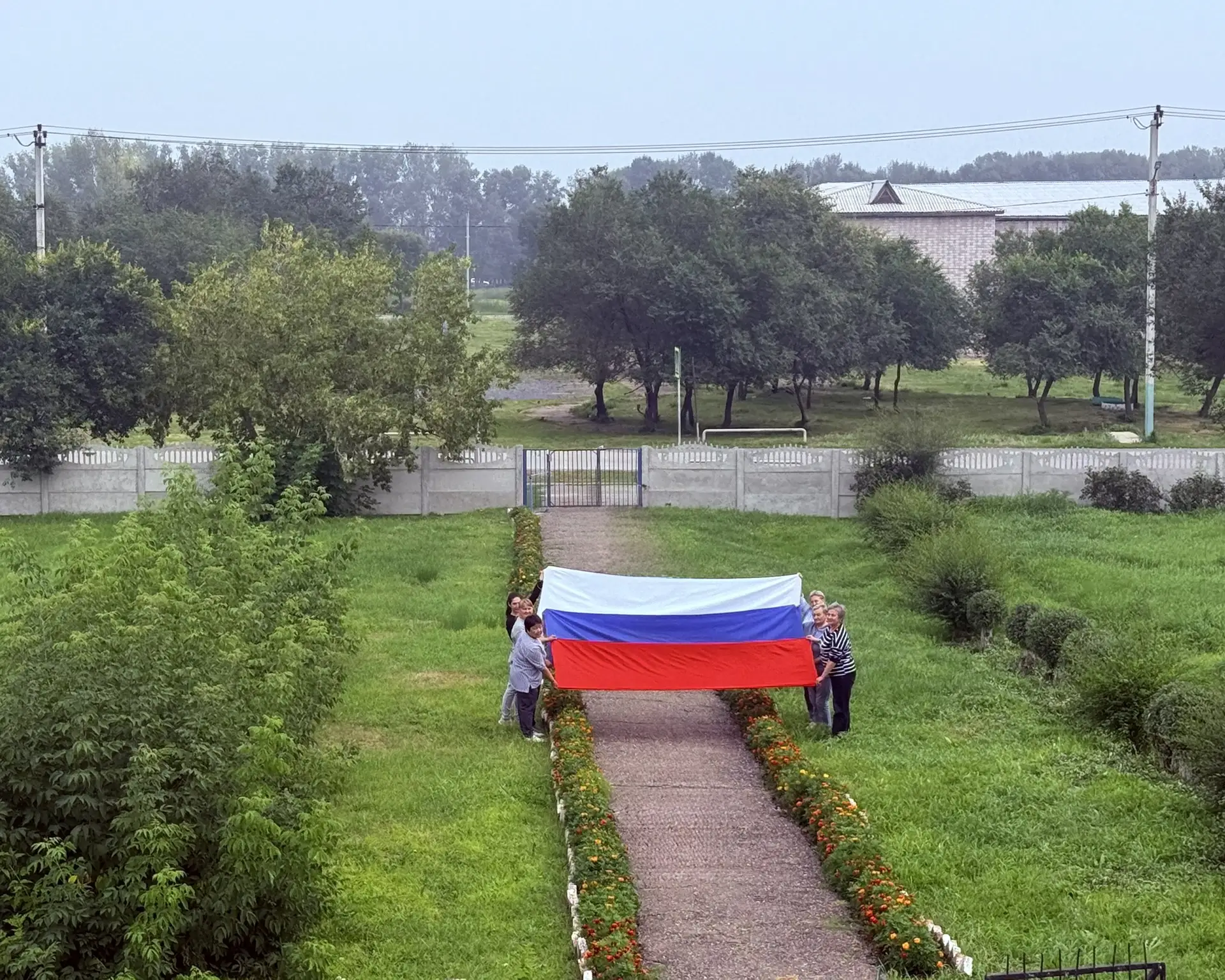 🇷🇺 Педагоги МБОУ «В-Биджинская СОШ» присоединились к Всероссийской акции #ПоднятьФлаг...