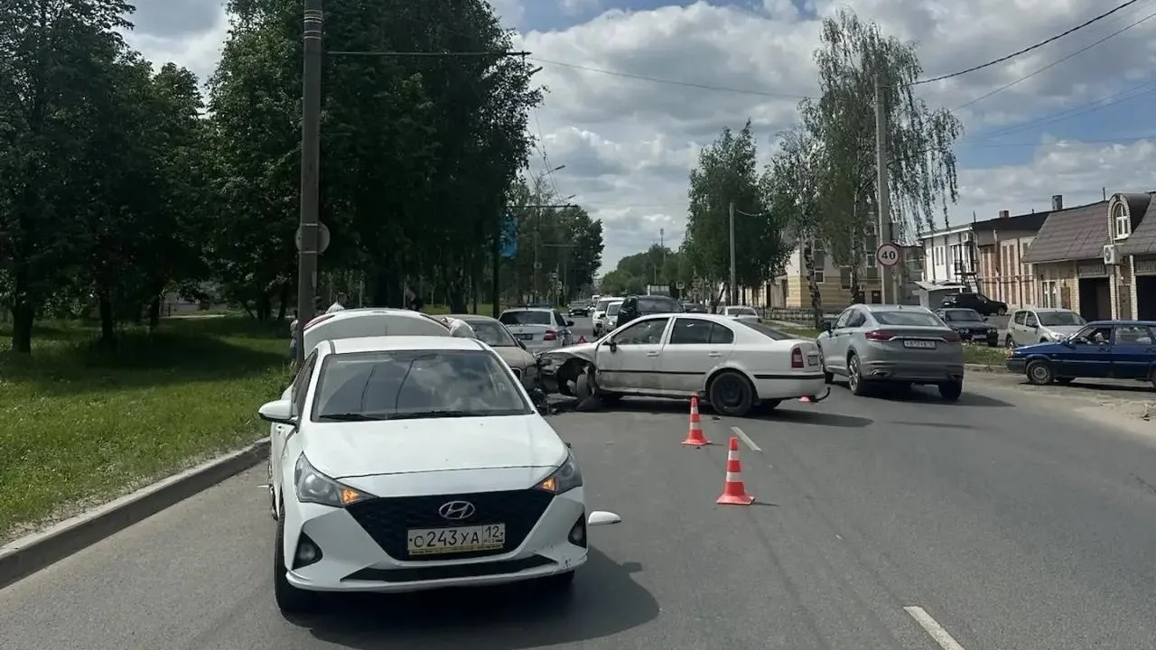 💥 В Йошкар-Оле столкнулись три иномарки  Днём ранее в Йошкар-Оле, на улице Дружбы у дома № 94 «Б», п