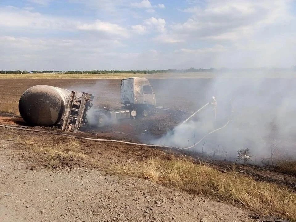 В аварии с газовозом под Аксаем женщина получила серьезные повреждения