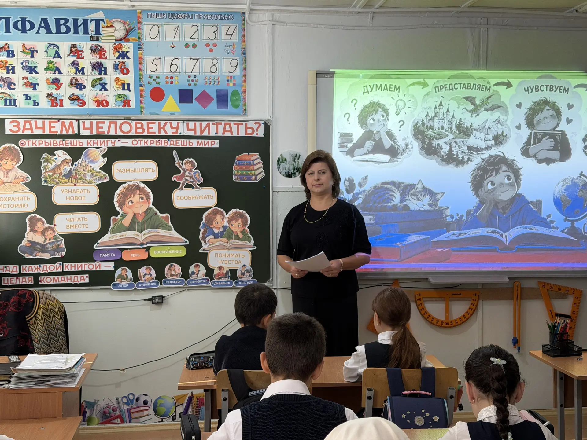 После традиционной торжественной линейки и поднятия флагов все классы отправились на вн...