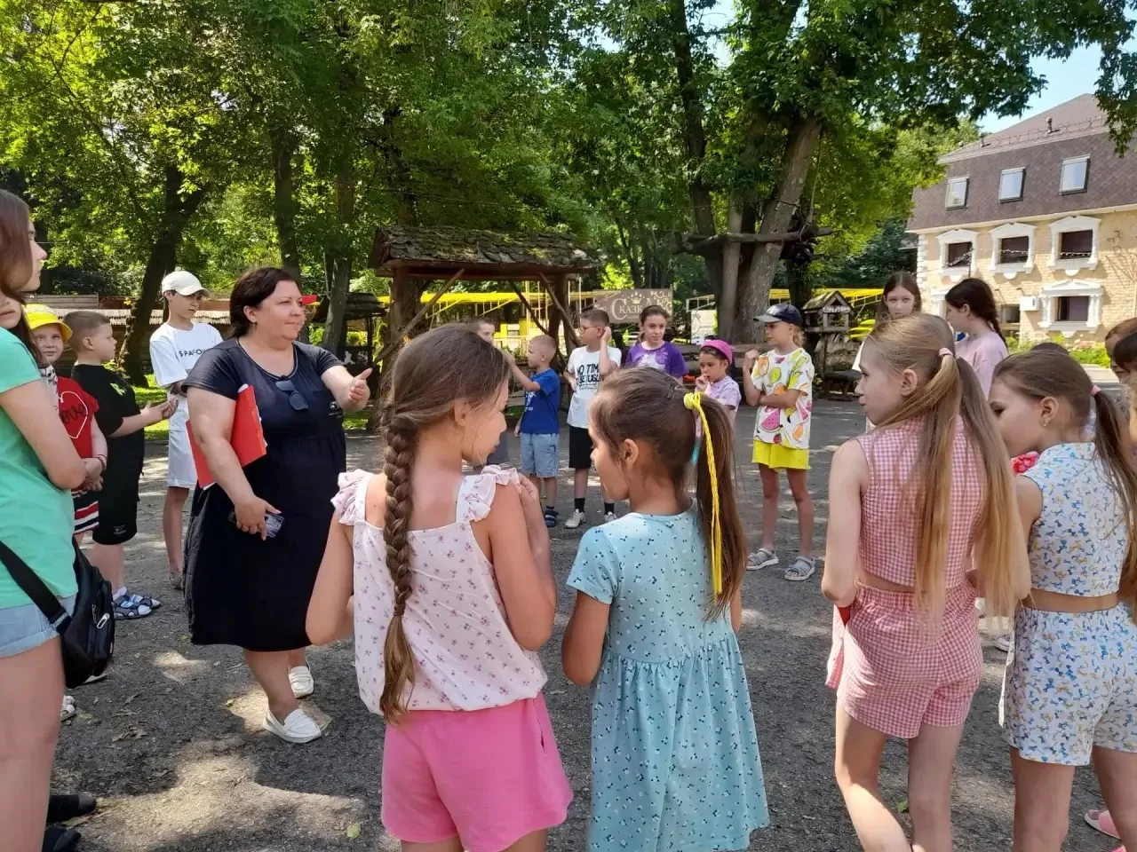 ☀️Наши педагоги продолжают работу на дворовых площадках. Сегодня устроили для ребят цел...