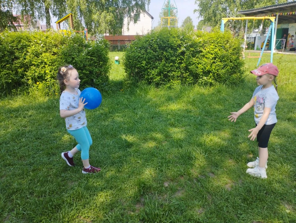 На площадке мы гуляем,
