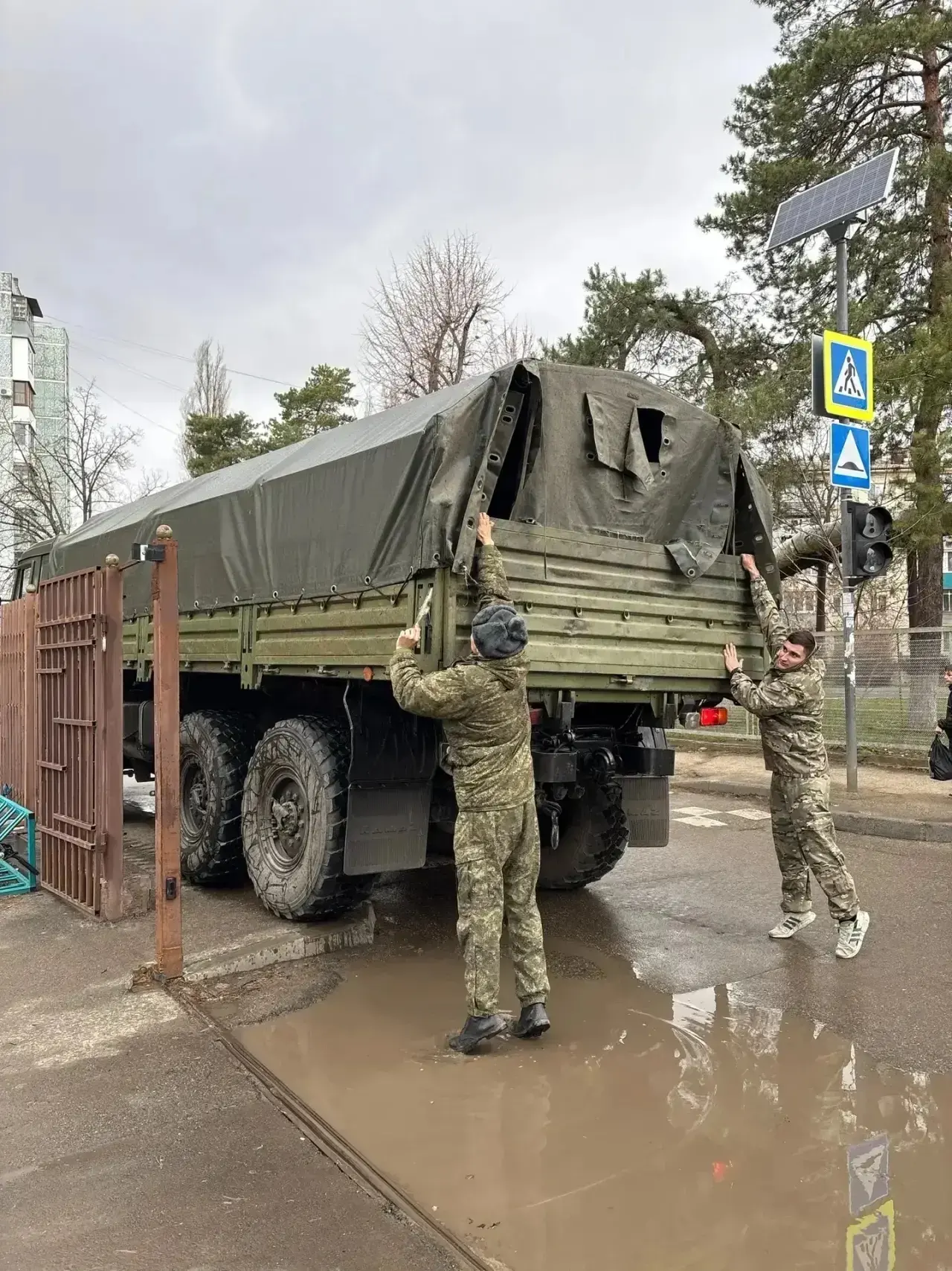 В преддверии Дня защитника Отечества учащиеся и родители нашей гимназии собрали гуманитарную помощь 