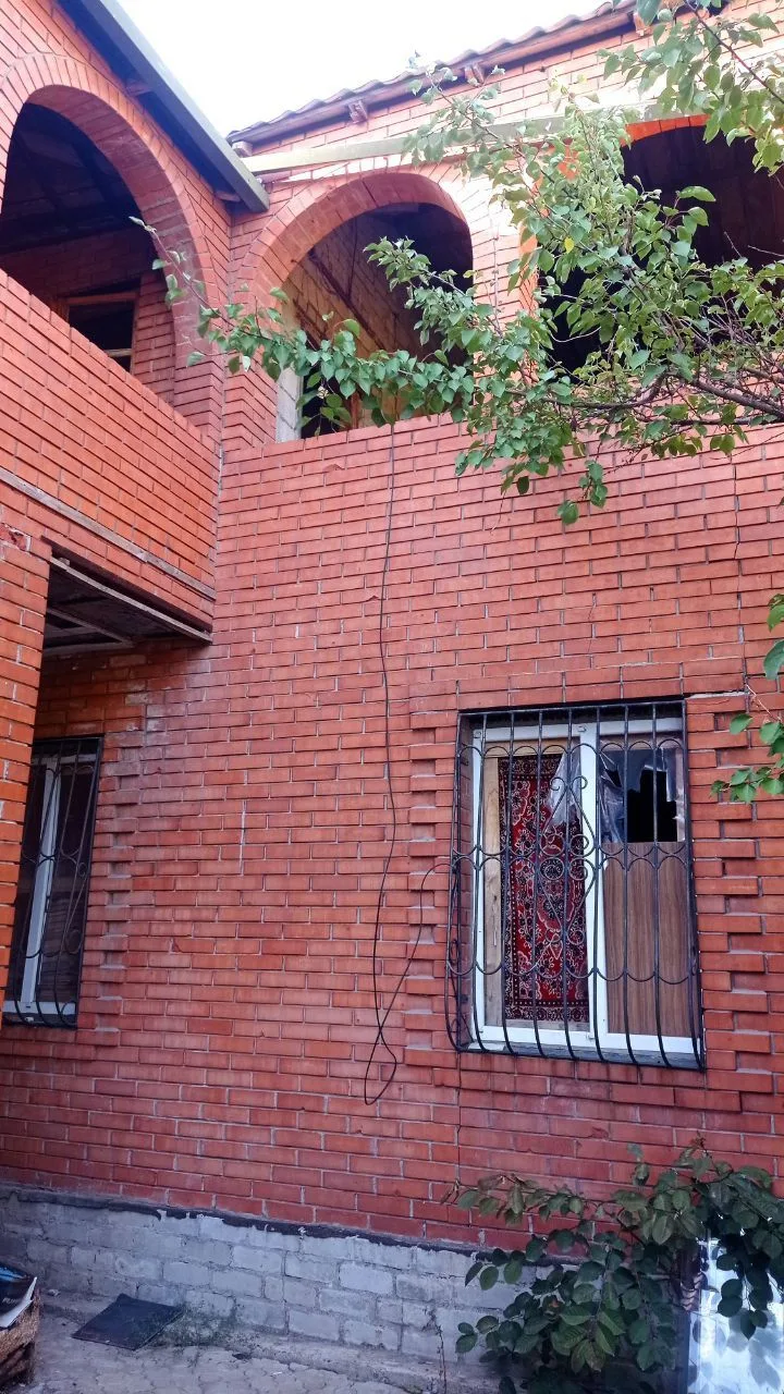 Продам В Мариуполе  большой дом в Мариуполе,  на Левом берегу (ориентир м-кр  Ленинградский), до мор