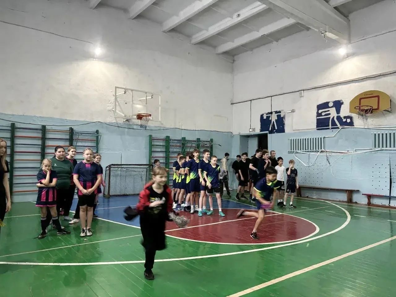ЗАБЕГИ, ГОЛЫ И НОВОГОДНИЙ ДРАЙВ! 🎄⚽️  В нашей школе грянули Рождественские спортивные баталии! Это б