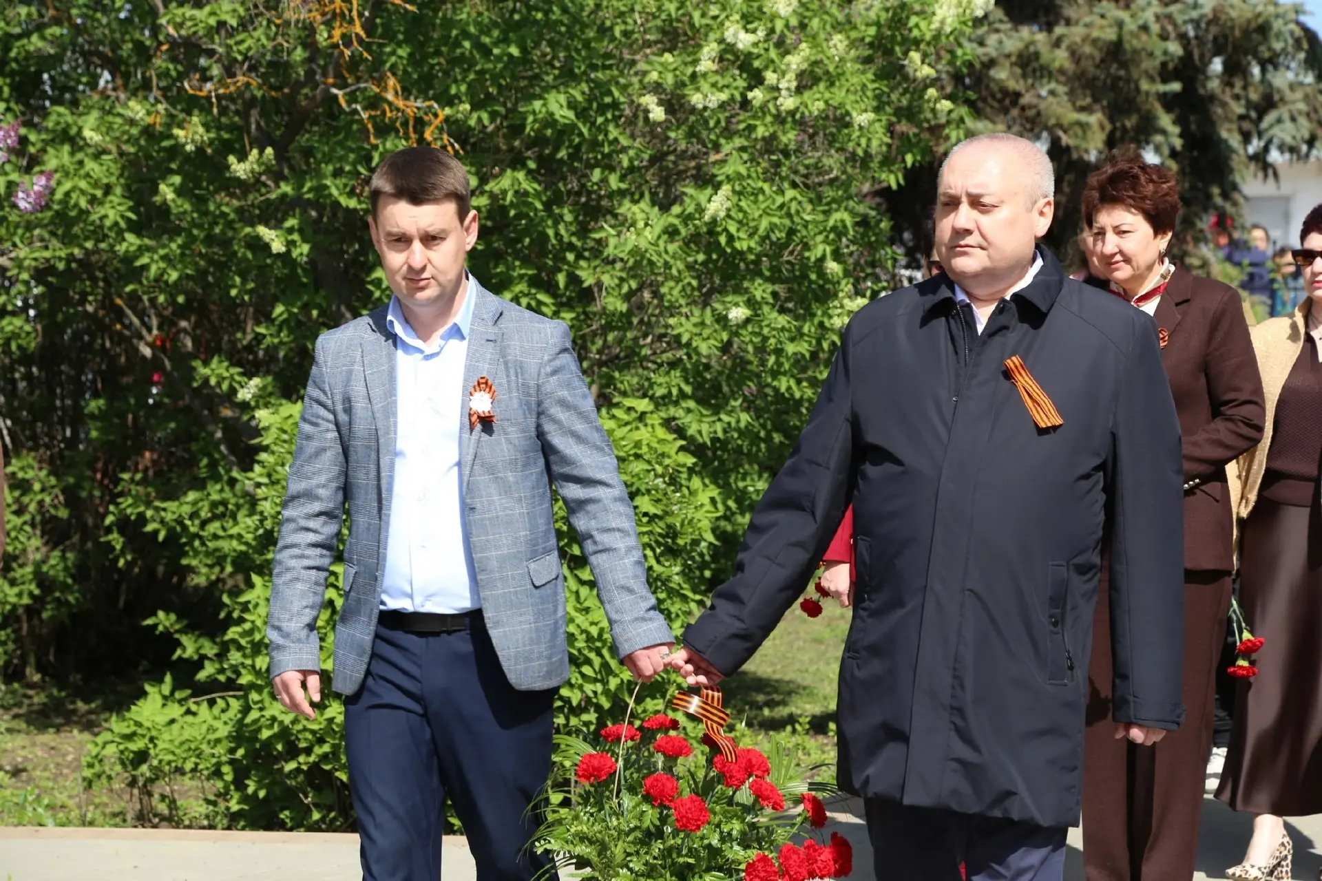 Сегодня по всей стране проходят митинги, церемонии возложения цветов к Обелискам боевой Славы и памя