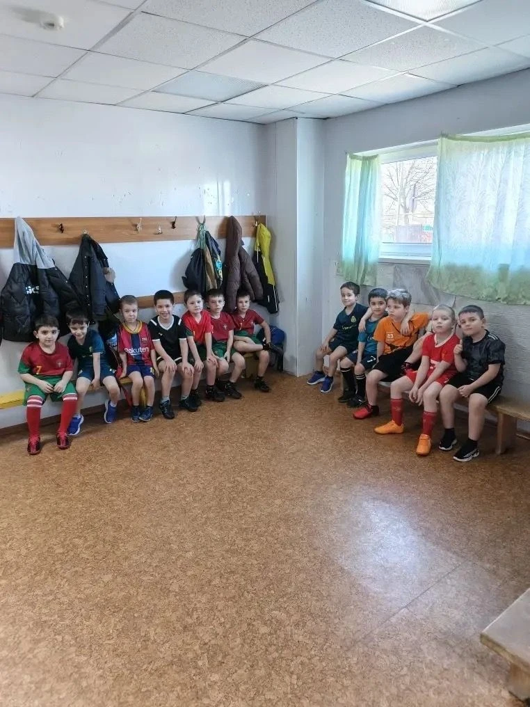 Маленькие шаги к большим победам! Тренировка юных футболистов в разгаре!