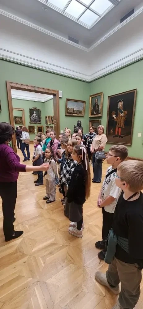 🚌🎨 День, наполненный искусством!  Ученики 4Д класса отправились в удивительное путешествие по залам 