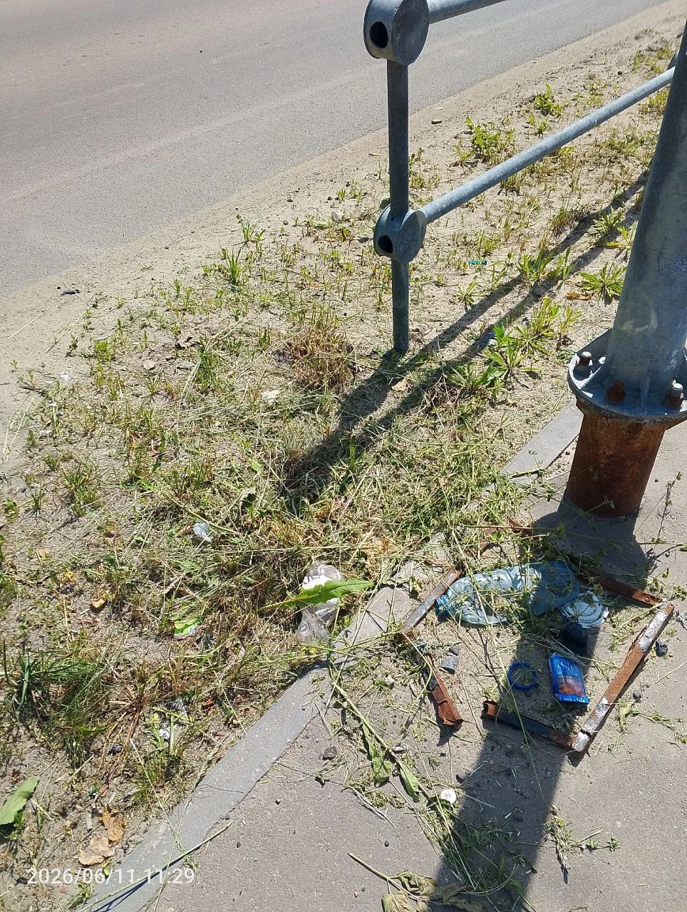 Что у нас с урнами в городе? Одни мятые и ржавые, другие с зимы уборочной техникой с ко...