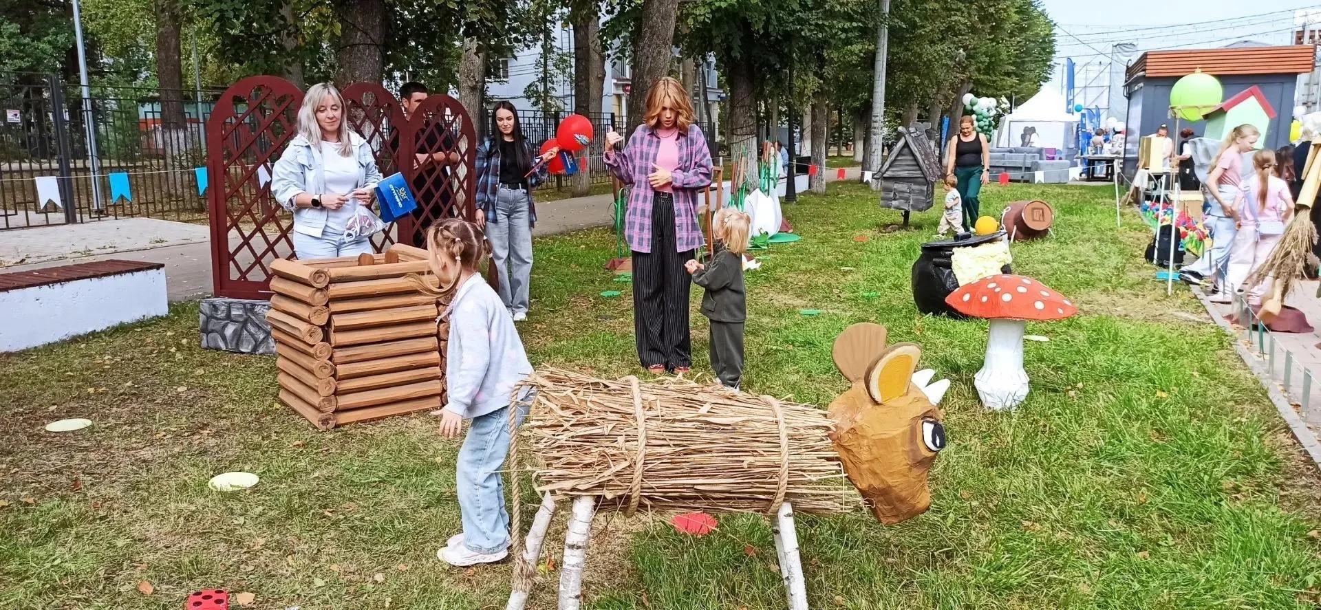 В солнечный день 29 августа Центральная городская библиотека стала проводником в мир др...